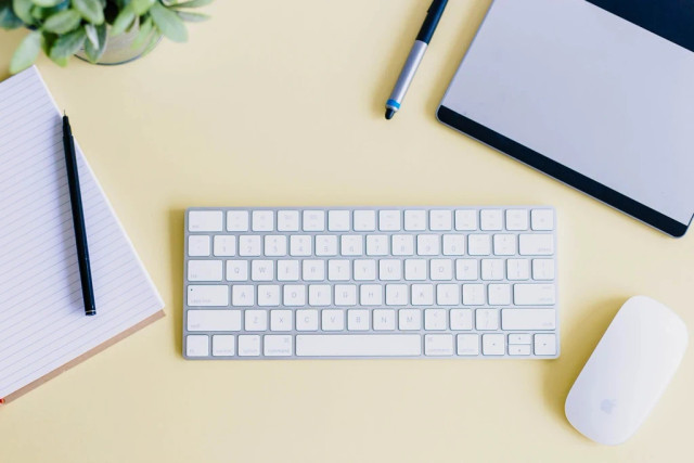 Ilustrasi keyboard lipat terbaik. Foto: Unsplash/Amy Hirschi