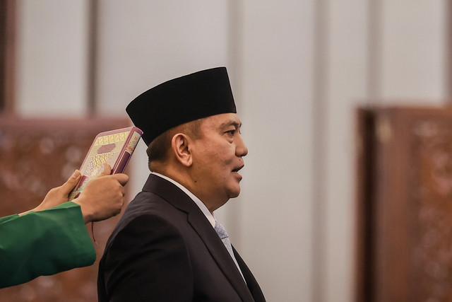 Sekretaris Jenderal DPD yang baru Irjen Pol Mohammad Iqbal mengucap sumpah jabatan saat pelantikan di Kompleks Parlemen, Senayan, Jakarta, Senin (19/5/2025). Foto: Dhemas Reviyanto/ANTARA FOTO