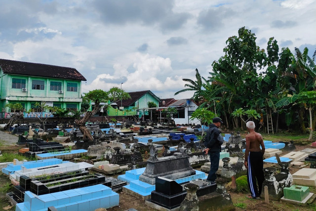 Kondisi 5 nisan yang dirusak orang tak dikenal di tempat pemakaman umum (TPU) Baluwarti, Kampung Kembang Basen, Kelurahan Purbayan, Kemantren Kotagede, Kota Yogyakarta, Senin (19/5/2025). Foto: Arfiansyah Panji Purnandaru/kumparan