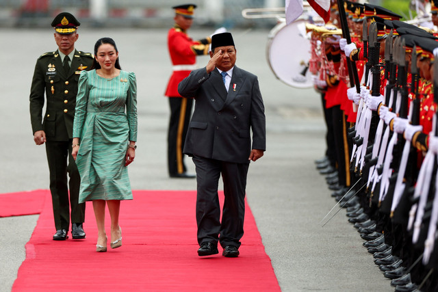 PM Thailand Paetongtarn Shinawatra dan Presiden Prabowo Subianto meninjau barisan kehormatan selama upacara penyambutan di Gedung Pemerintah, di Bangkok, Thailand, Senin (19/5/2025). Foto: Athit Perawongmetha/REUTERS