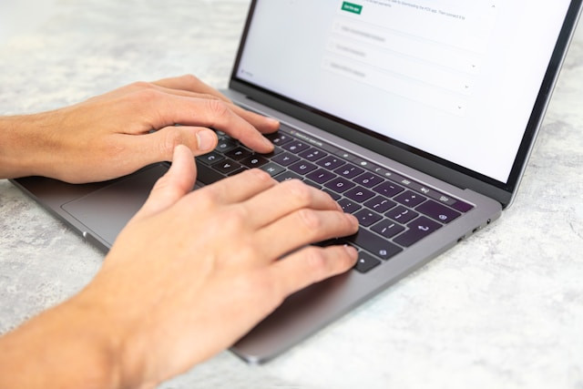 Cara Belajar Copywriting untuk Pemula dari Nol. Foto hanya ilustrasi, bukan tempat sebenarnya. Dok. Unsplash/Ben Maffin
