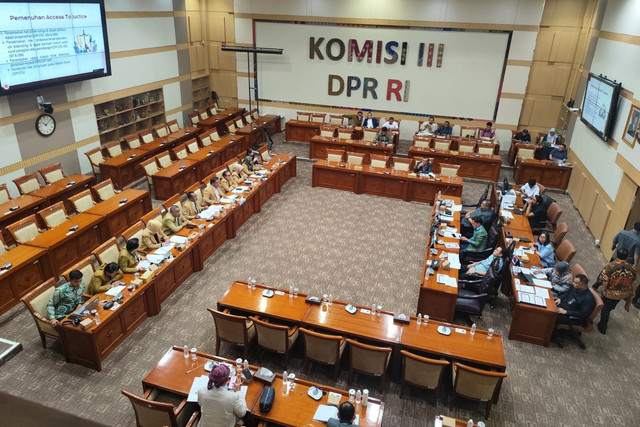 Rapat Dengar Pendapat Umum (RDPU) Komisi III DPR bersama IKADIN di Kompleks Parlemen Senayan, Jakarta pada Senin (19/5/2025). Foto: Luthfi Humam/kumparan