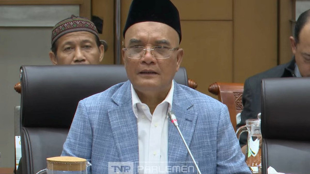 Ketua Komisi VIII DPR RI Marwan Dasopang mengikuti Rapat Dengar Pendapat (RDP) Komisi VIII dengan Dirjen Penyelenggara Haji dan Umrah di Kompleks Parlemen Senayan, Jakarta pada Senin (19/5/2025). Foto: YouTube/ TVR Parlemen