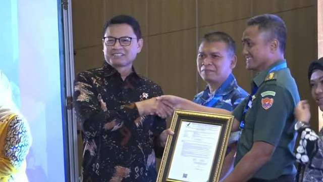 Kepala BPOM Taruna Ikrar memberikan izin edar obat generik kepada Lembaga Farmasi TNI AU dan TNI AD di Hotel DoubleTree by Hilton, Jakarta Utara pada Senin (19/5/2025). Foto: Youtube/BPOM