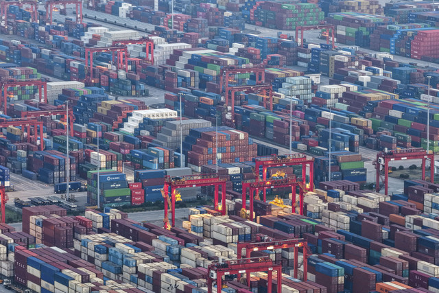 Suasana bongkar muat peti kemas di Pelabuhan Jiangsu, China, Minggu (18/5/2025). Foto: Stringer/AFP