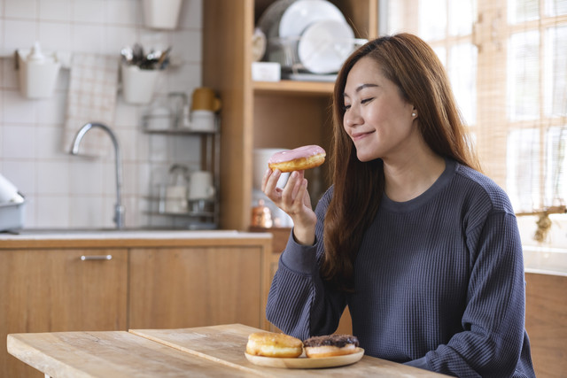 Studi Ungkap Perempuan yang Kesepian Cenderung Suka Makanan Manis. Foto: Shutterstock