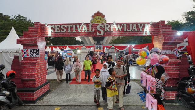 Suasana ribuan pengunjung yang turut hadir dalam Festival Sriwijaya pada Minggu, 18 Mei 2025/Anyelir. 