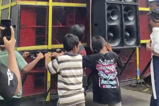 Sound horeg setinggi sekitar 5 meter roboh dan menimpa anak-anaknya yang sedang menonton di Bondowos, Jawa Timur. Minggu (18/5/2025). Foto: Istimewa