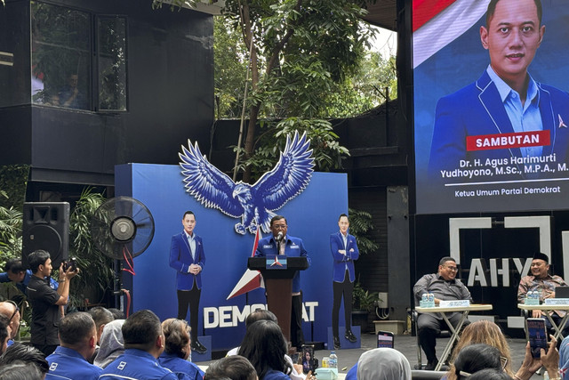 Sekjen Partai Demokrat, Herman Khaeron memberikan sambutan dalam acara Proklamasi Democracy Forum: Revisi Undang-Undang (RUU) Pemilu di DPP Partai Demokrat, Jakarta Pusat, Senin (19/5/2025). Foto: Abid Raihan/kumparan