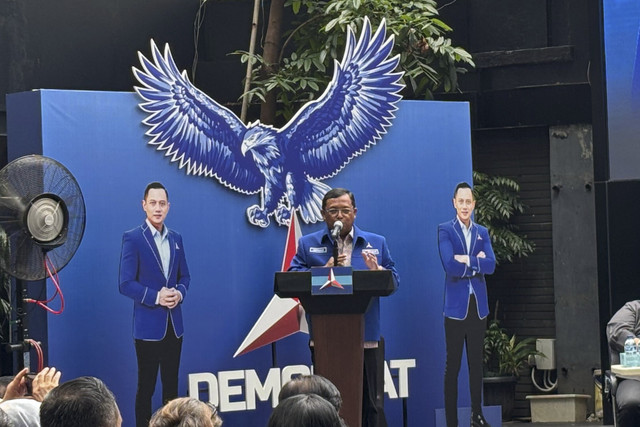 Sekjen Partai Demokrat, Herman Khaeron memberikan sambutan dalam acara Proklamasi Democracy Forum: Revisi Undang-Undang (RUU) Pemilu di DPP Partai Demokrat, Jakarta Pusat, Senin (19/5/2025). Foto: Abid Raihan/kumparan