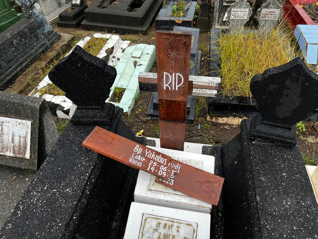 Kondisi salah satu nisan di Pemakaman Gedongkuning, Bantul, yang dirusak orang tak dikenal. Foto: Iqbaltwq/Pandangan Jogja