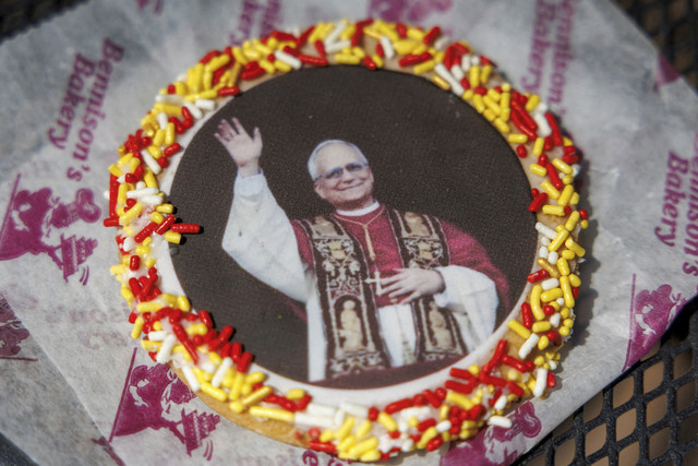 Kue yang dihias dengan gambar Paus Leo XIV setelah Kardinal Robert Prevost dari Amerika Serikat diumumkan sebagai Paus berikutnya dijual di Bennison's Bakery, Evanston, Illinois, Amerika Serikat, Sabtu (10/5/2025). Foto: Carlos Osorio/Reuters