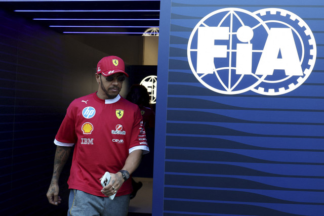 Pembalap Ferrari, Lewis Hamilton jelang balapan, Minggu (18/5/2025). Foto: Florion Goga/Reuters