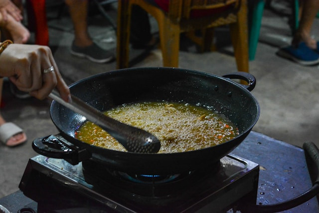 Ilustrasi Tips Menggoreng Bakwan agar Renyah. Foto: dok. Unsplash/Rogerio Lau