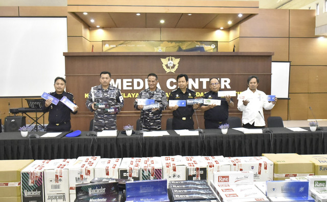 Upaya penyelundupan rokok tanpa pita cukai berhasil digagalkan dalam operasi gabungan antara Pangkalan Utama TNI Angkatan Laut (Lantamal) IV Batam dan Kantor Pelayanan Utama Bea dan Cukai (KPU BC) Tipe B Batam pada Kamis (15/5/2025). Foto: Dok. Puspen TNI