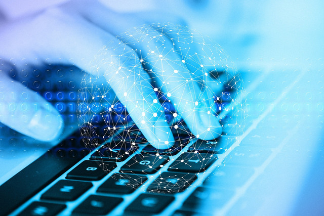 Ilustrasi mengenai era digital yang memperlihatkan teknologi atau keybord yang bisa melihat atau mengendalikan dunia (Sumber: https://pixabay.com/id/photos/jaringan-papan-ketik-tangan-3664108/)