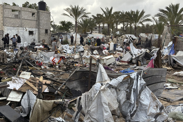 Sejumlah warga Palestina memeriksa puing-puing setelah serangan Israel di tenda Pengungsian di Khan Yunis, Jalur Gaza, Minggu (18/5/2025). Foto: Stringer/AFP