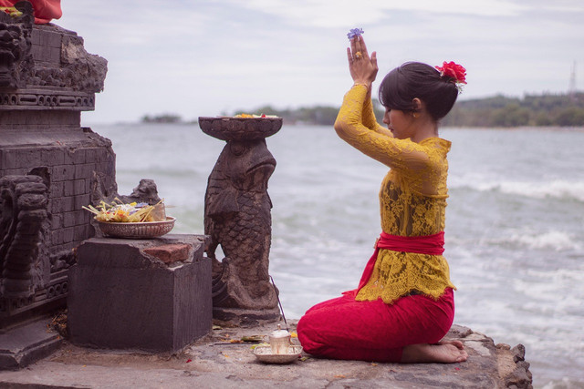 (https://pixabay.com/photos/woman-rituals-tradition-bali-7790612/)