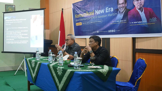 Pakar Komunikasi di bidang PR membawakan materi tentnag Komunikasi New Era di Gedung Korea UM Buton (Sumber: Dok. Humas UM Buton)