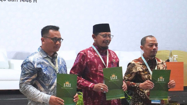 Dekan FEB UM Buton saat menandatangani MoU (Sumber: Dok. FEB)