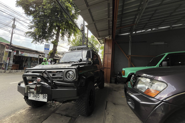 Diler mobil bekas Maranti Mobil yang menjual jip mulai dari Daihatsu Taft hingga Suzuki Jimny lawas di kawasan Kampung Rambutan, Jakarta Timur. Foto: Fitra Andrianto/kumparan