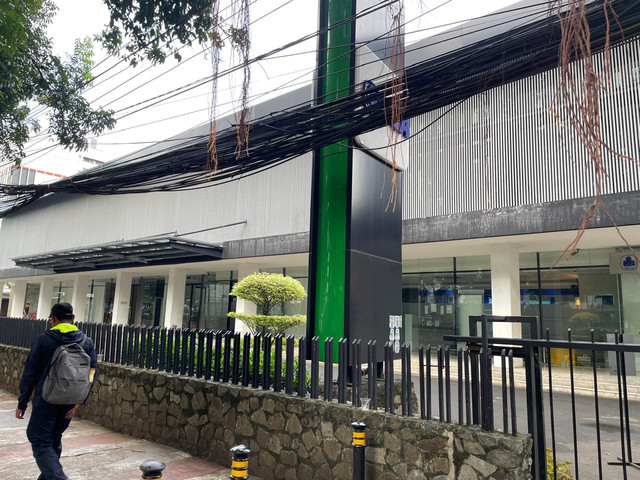 Bekas diler motor Kawasaki Abdul Muis, Gambir, Jakarta Utara terlihat tutup. (19/5/2025). Foto: Sena Pratama/kumparan