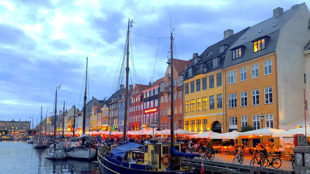 Copenhagen, Denmark, menjadi pelopor kota net zero emissions pertama dengan menerapkan beberapa langkah pembangunan berkelanjutan. Sumber gambar: Canva images