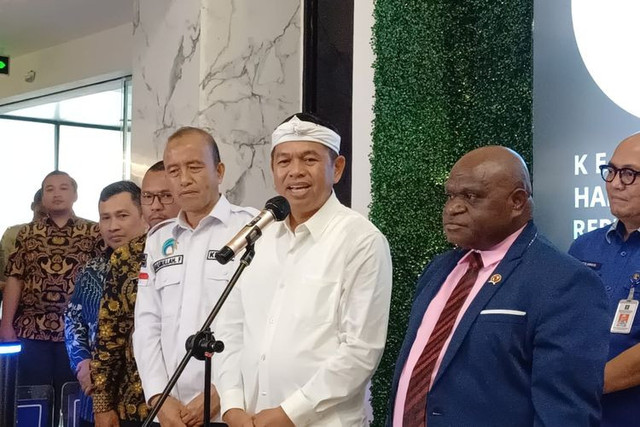 Gubernur Jawa Barat Dedi Mulyadi di kantor Kementerian HAM, Kuningan, Jakarta, Kamis (8/5/2025).(Kumparan.com/Haryanti Puspa Sari)