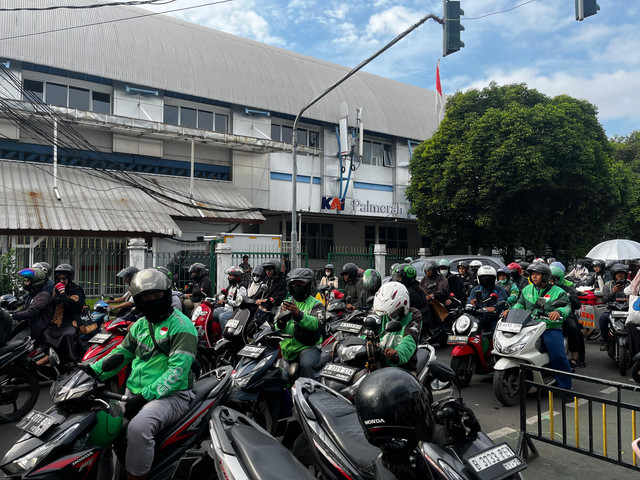Suanasa Antrean Ojol Menjemput Penumpang di Stasiun Palmerah, Jakarta Barat, Selasa (20/5). Foto: Rayyan Farhansyah/kumparan
