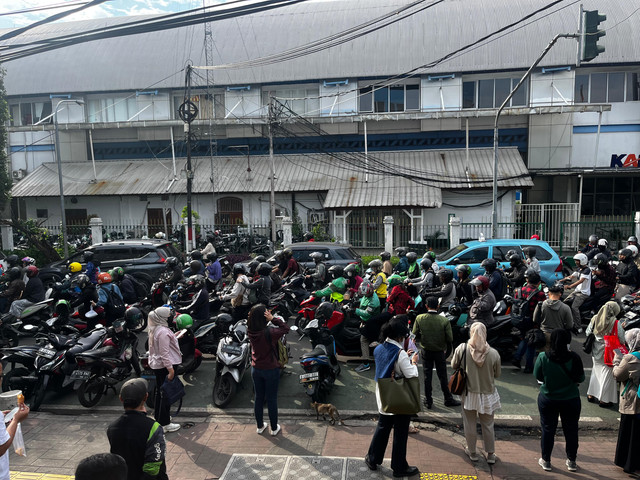 Suanasa Antrean Ojol Menjemput Penumpang di Stasiun Palmerah, Jakarta Barat, Selasa (20/5). Foto: Rayyan Farhansyah/kumparan