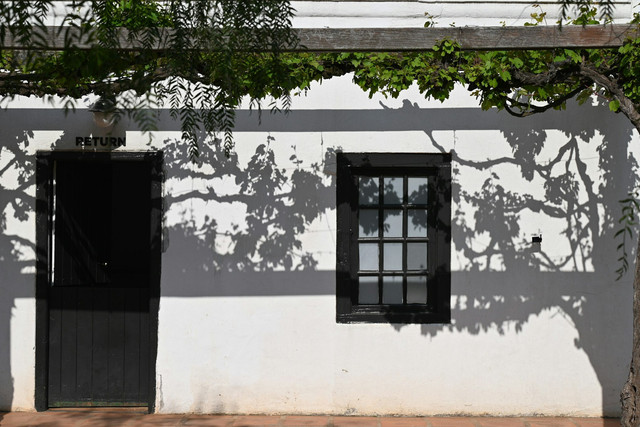 Ilustrasi Mitos Pintu Warna Hitam yang Konon Membawa Energi Negatif, Unsplash/Tanya Paquet