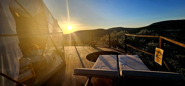 Glamping Alahan Panjang. Foto hanya ilustrasi, bukan sebenarnya. Sumber: unsplash.com/Alfonso Betancourt