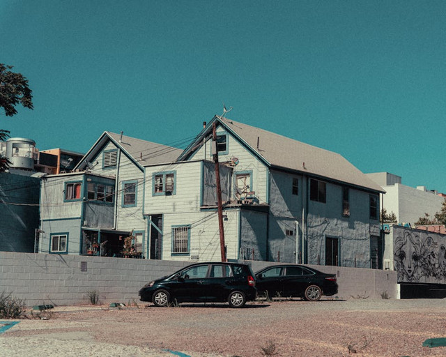 Ilustrasi Mitos Rumah Banyak Pintu. Pexels/Ethan Strunk