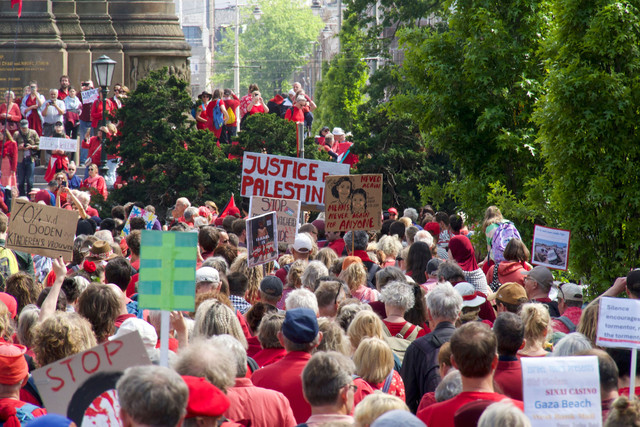 Demonstran berkumpul di Malieveld untuk protes menekan pemerintah Belanda agar mengakhiri operasi Israel di Gaza di Den Haag, Belanda pada Minggu, 18 Mei 2025. Foto: Niels van der Pas via AP