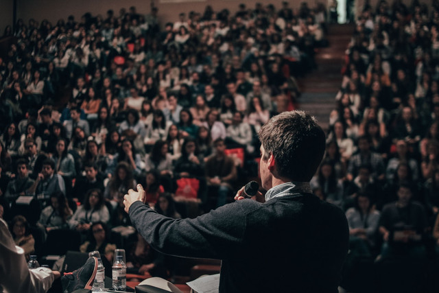 Sambutan Ketua Panitia Perpisahan Kelas 6. Foto: Unsplash/Miguel Henriques.