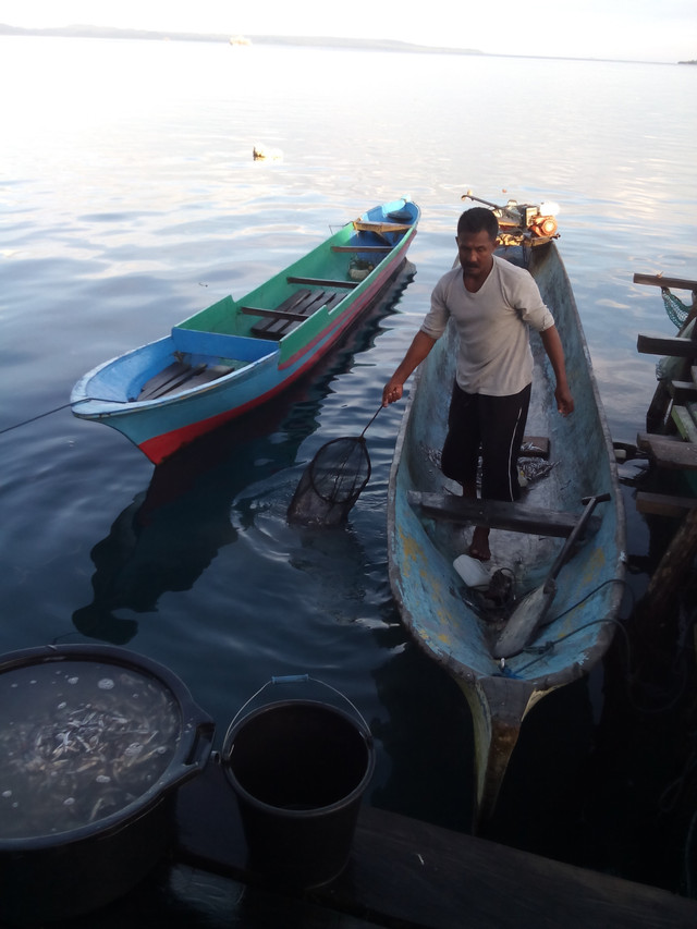 Aktivitas nelayan kecil saat mendaratkan hasil tangkapan di pesisir pantai (Sumber foto; Koleksi pribadi 2016)