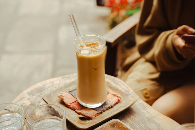 Ilustrasi kenapa rtd palm sugar latte terasa lebih segar dibanding latte biasa? Sumber: kartabya aryal/unsplash