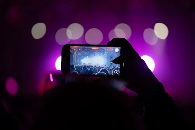 Ilustrasi HP murah dengan kamera bokeh. Foto: Unsplash/Sam Abbott