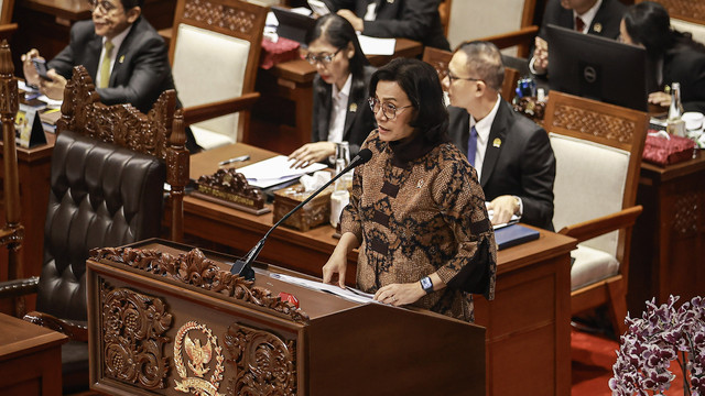 Menteri Keuangan Sri Mulyani Indrawati menyampaikan paparan pada Rapat Paripurna ke-18 Masa Persidangan III Tahun Sidang 2024-2025 di Kompleks Parlemen, Senayan, Jakarta, Selasa (20/5/2025). Foto: ANTARA FOTO/Dhemas Reviyanto