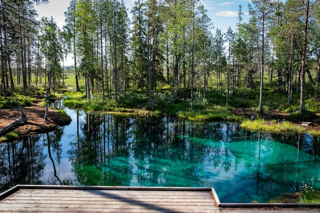 Telaga Biru Cicerem. Foto hanyalah ilustrasi bukan tempat sebenarnya. Sumber: Unsplash/Matthew