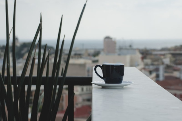 Cafe Rooftop Semarang. Foto hanyalah ilustrasi bukan tempat sebenarnya. Sumber: Unsplash/Juli Kosolapova