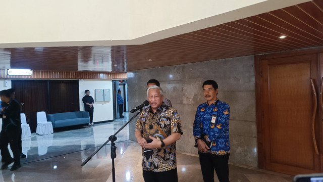 Ketua Tim Formatur Sekolah Rakyat Mohammad Nuh dengan Mensos Saifullah Yusuf di Kantor Kemensos, Jakpus, Selasa (20/5). Foto: Thomas Bosco/kumparan