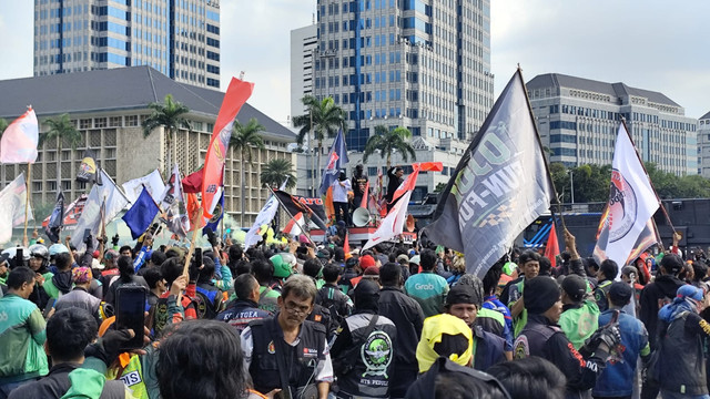 Massa ojol dari berbagai aplikasi menggelar demo di kawasan Patung Kuda, Jakarta Pusat, pada Selasa (20/5). Foto: Rachmadi Rasyad/kumparan