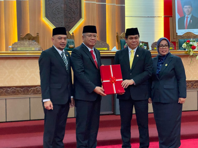 Sekda Kalbar, Harisson saat berfoto bersama pimpinan DPRD Kalbar. Foto: Yulia Ramadhiyanti/Hi!Pontianak