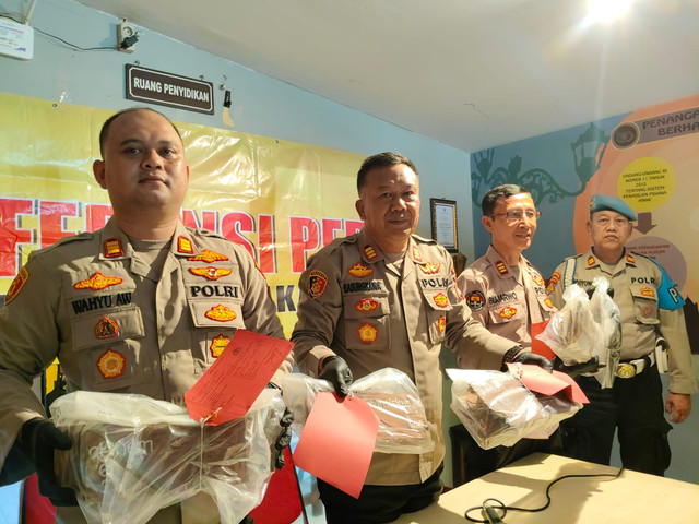 Kapolsek Kotagede AKP Basungkawa (tengah) di kantornya, Selasa (20/5/2025). Foto: Arfiansyah Panji Purnandaru/kumparan
