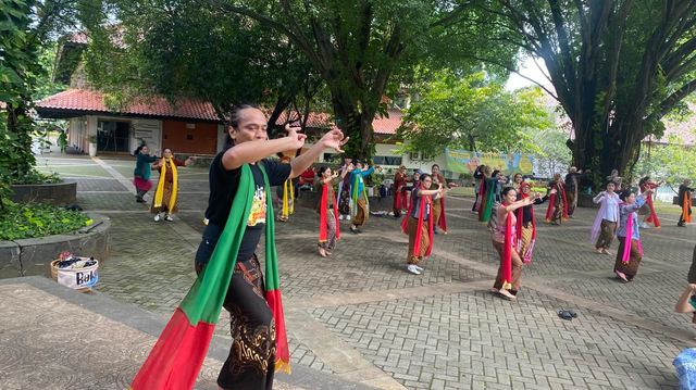 Rianto, maestro Tari Lengger Banyumasan, mengajar Tari Lengger Sekar Melati. Foto: Bakul Budaya FIB UI