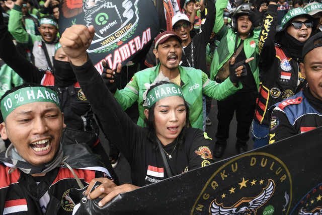 Sejumlah pengemudi ojek daring (ojol) melakukan aksi demonstrasi di kawasan Patung Kuda, Jakarta, Selasa (20/5/2025). Foto: ANTARA FOTO/Muhammad Adimaja