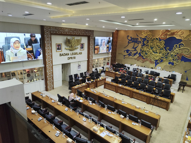 Suasana rapat dengar pendapat Badan Legislasi (Baleg) DPR bersama Komnas HAM dan Komnas Perempuan dalam rangka penyusunan RUU tentang Pelindungan Pekerja Rumah Tangga (PPRT) di kompleks Parlemen Senayan, Jakarta, Selasa (20/5/2025). Foto: Luthfi Humam/kumparan