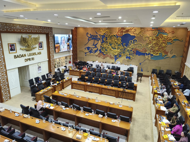 Suasana rapat dengar pendapat Badan Legislasi (Baleg) DPR bersama Komnas HAM dan Komnas Perempuan dalam rangka penyusunan RUU tentang Pelindungan Pekerja Rumah Tangga (PPRT) di kompleks Parlemen Senayan, Jakarta, Selasa (20/5/2025). Foto: Luthfi Humam/kumparan