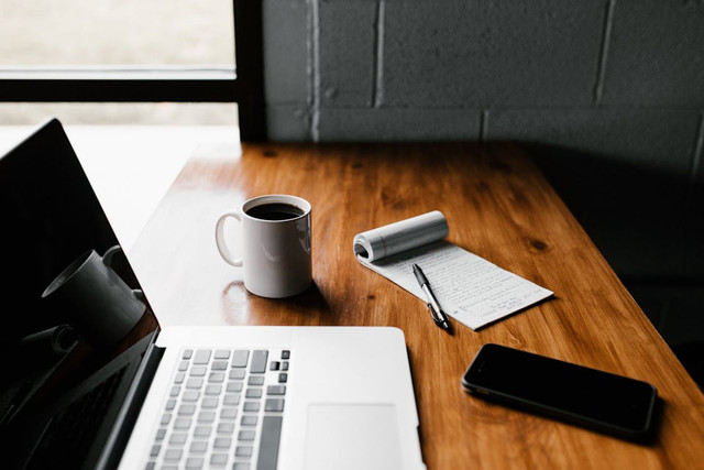 Ilustrasi laptop dan HP. Foto: Pexels.com